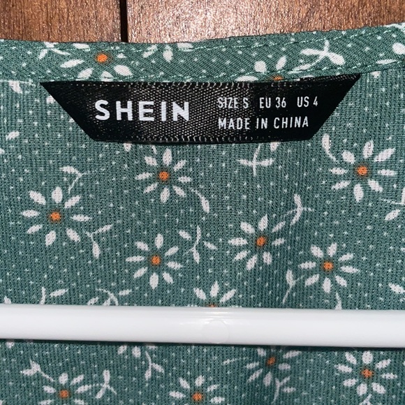 SHEIN Green Daisy Print tie front top - Picture 4 of 5